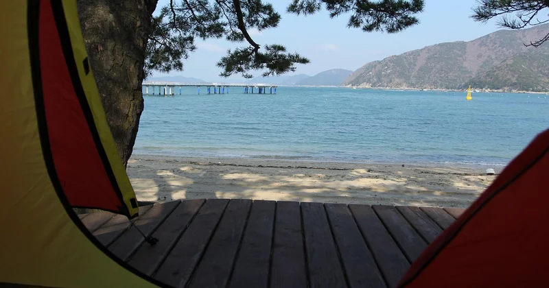 Camping sauvage sur la plage : ce que dit vraiment la loi